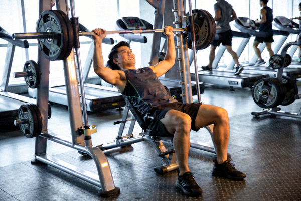 用户在现代化健身房进行力量训练